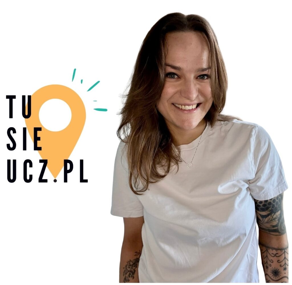 logo firmy i zdjęcie właścicielki w białym t-shircie, uśmiechnięta