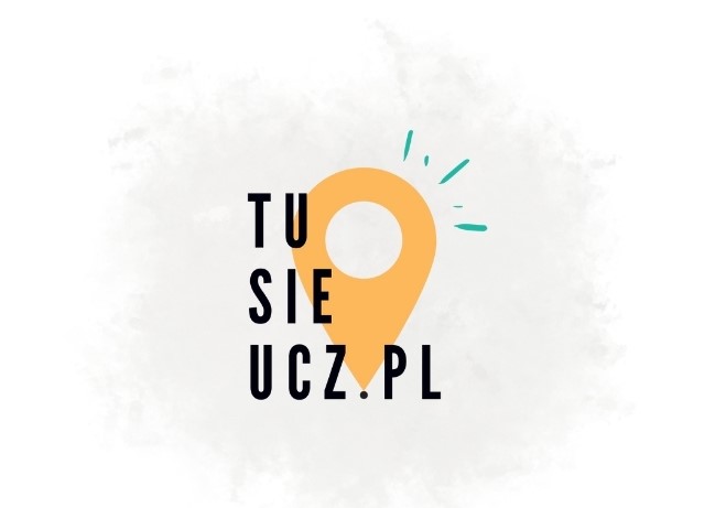 Logo firmy TuSięUcz.pl (ikonka lokalizacji w kolorze żółtym i nazwa firmy) na lekko szarym tle