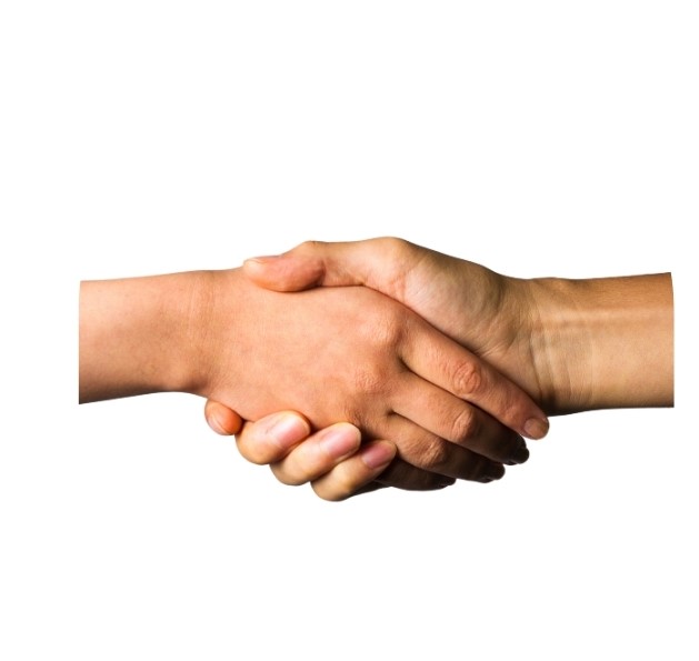 dłonie w uścisku symbolizujące ludzkie podejście firmy